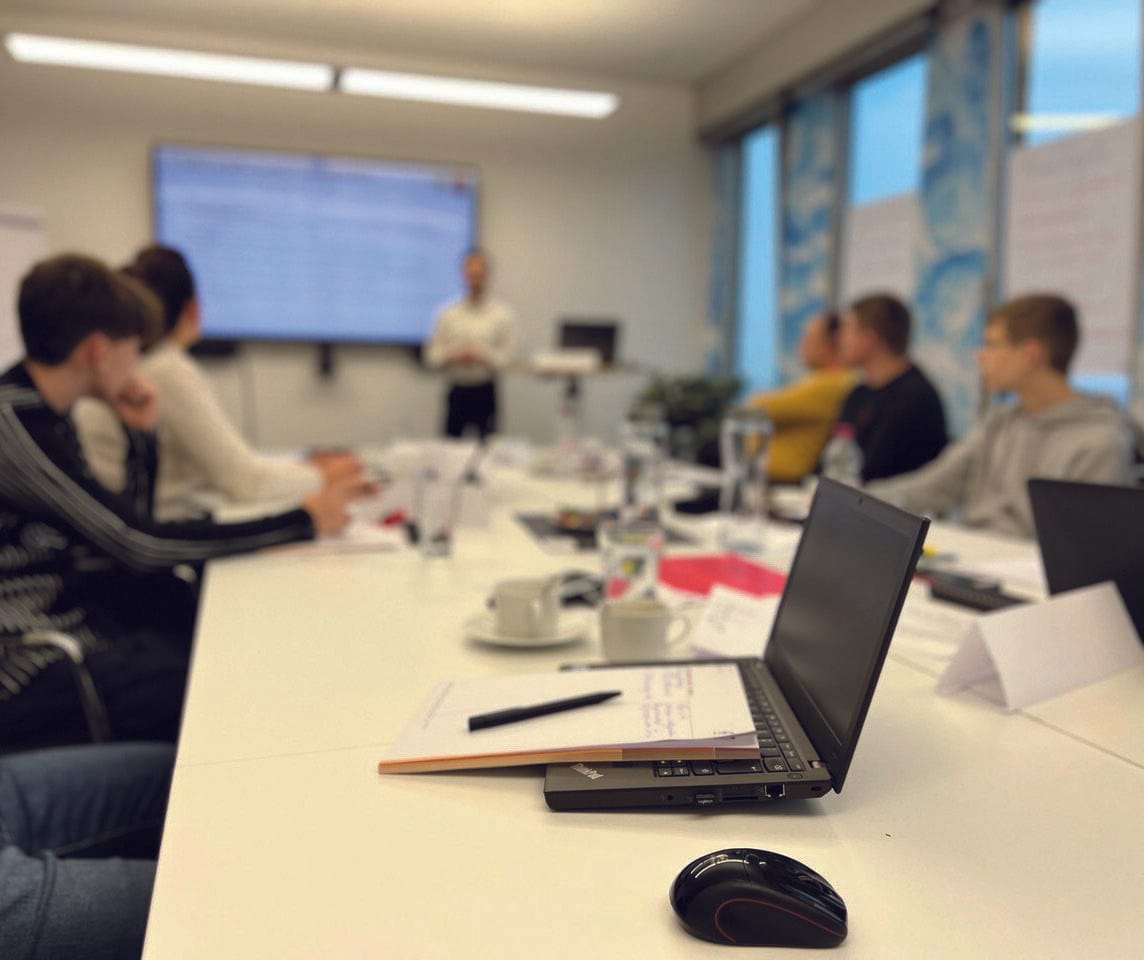 Teilnehmende bearbeiten Übungen in einem Softwaretesting-Kurs